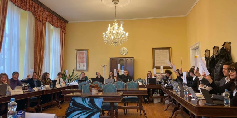 Tekmovanje srednješolcev MariMUN, v obliki tekmovanj Model United Nations (MUN) kot simulacija postopka pred Odborom za človekove pravice pri OZN